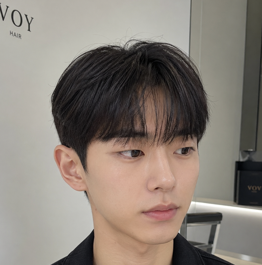 남자 시스루뱅 앞머리의 가벼운 숱과 자연스러운 이마 비침이 보이는 헤어스타일